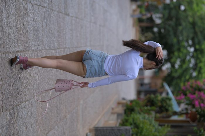 紧身牛仔短裤骑自行车的漂亮女孩【588P】00053-多丫图库