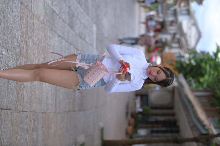 紧身牛仔短裤骑自行车的漂亮女孩【588P】00053-多丫图库