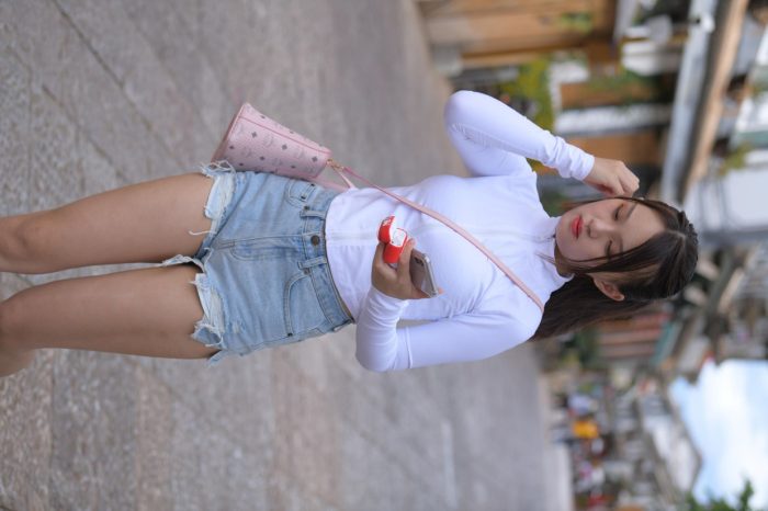 紧身牛仔短裤骑自行车的漂亮女孩【588P】00053-多丫图库