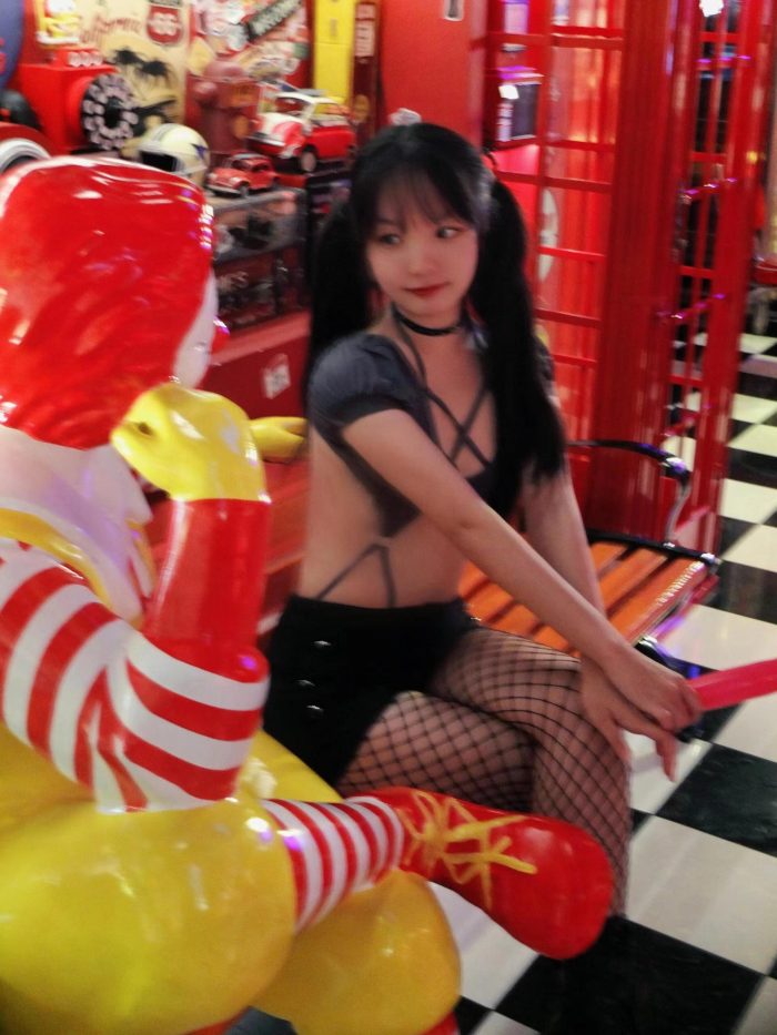 网格丝袜的清纯双马尾小姑娘-多丫图库