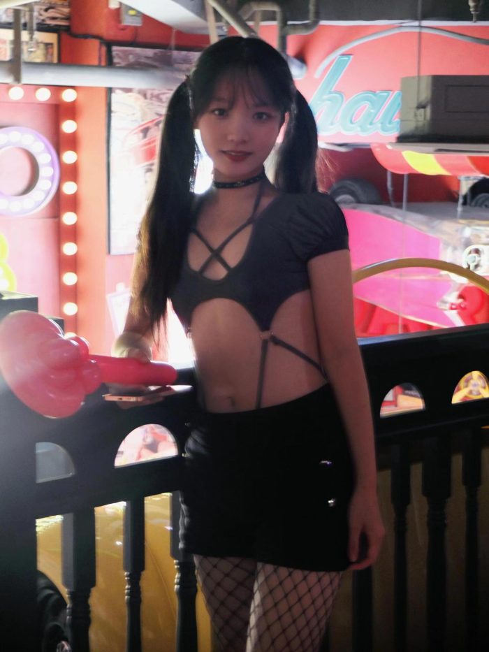 网格丝袜的清纯双马尾小姑娘-多丫图库